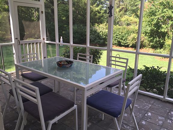 screened side porch 