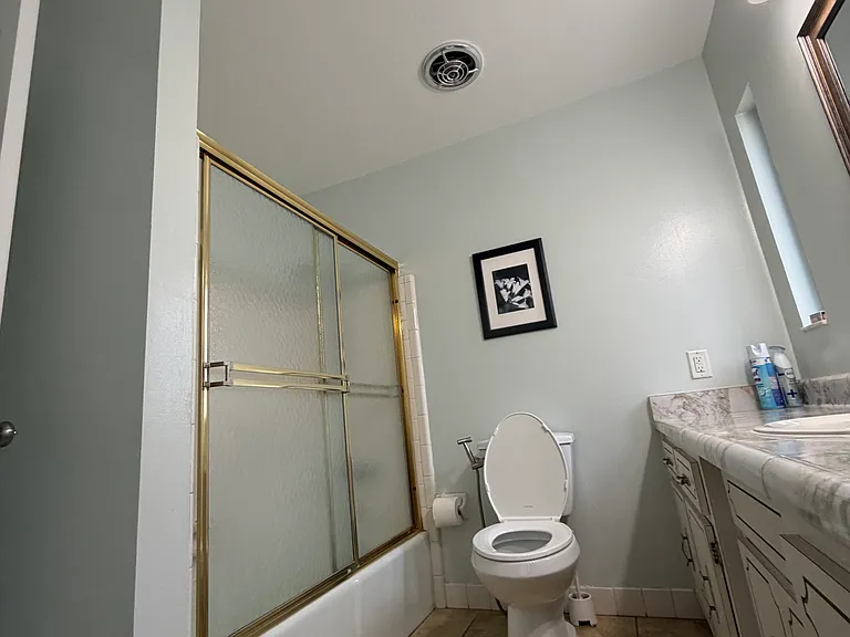 3230 W Grove St — Photo 3