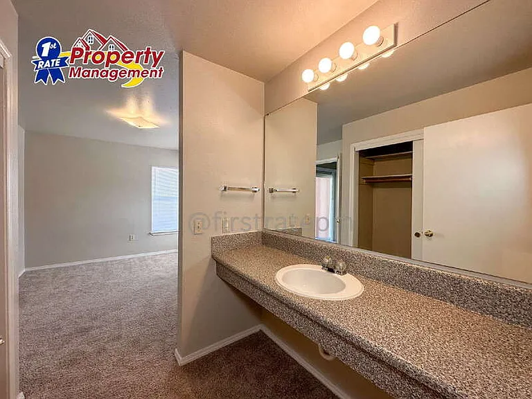 870 W Belmont St #204 — Photo 15