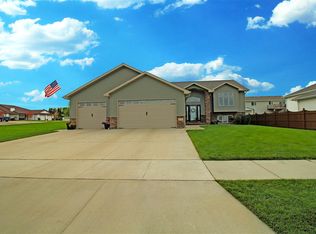 1717 Birch Pl SW, Minot, ND 58701