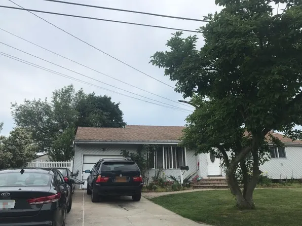 11 Franklin St, Brentwood, NY 11717