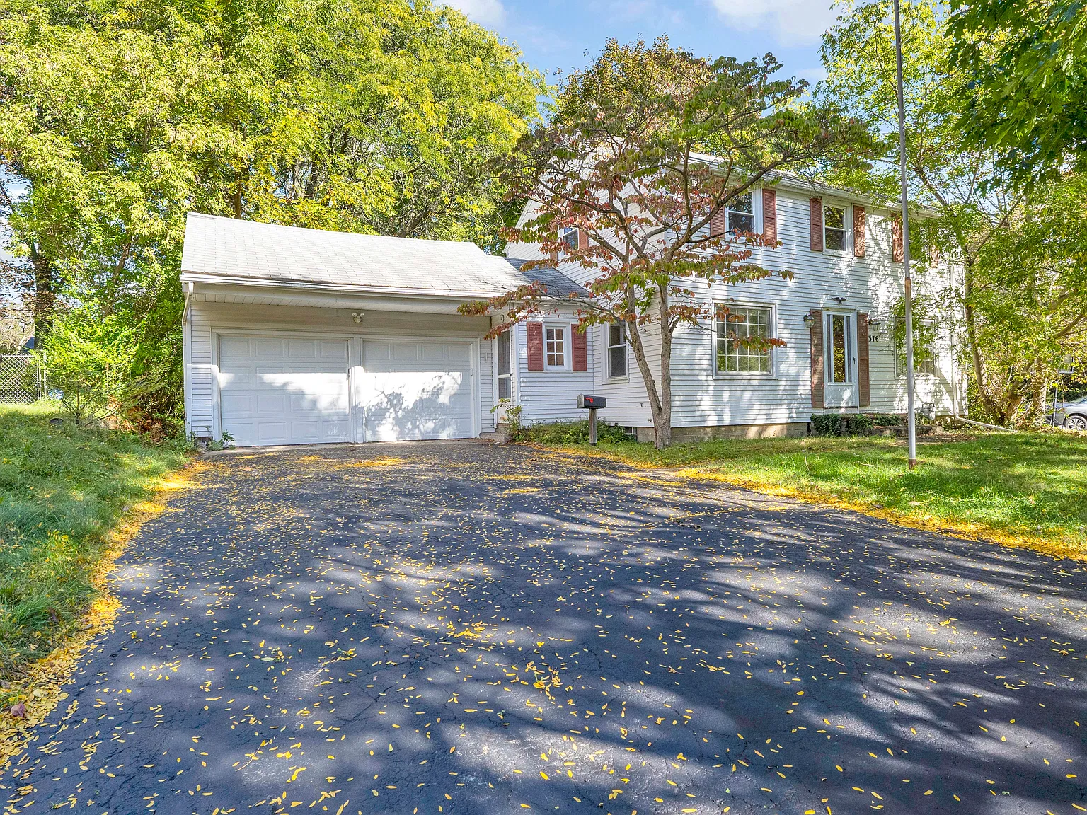3 bed, 1.5 bath, 1626 sqft, $2,399 — Photo 2