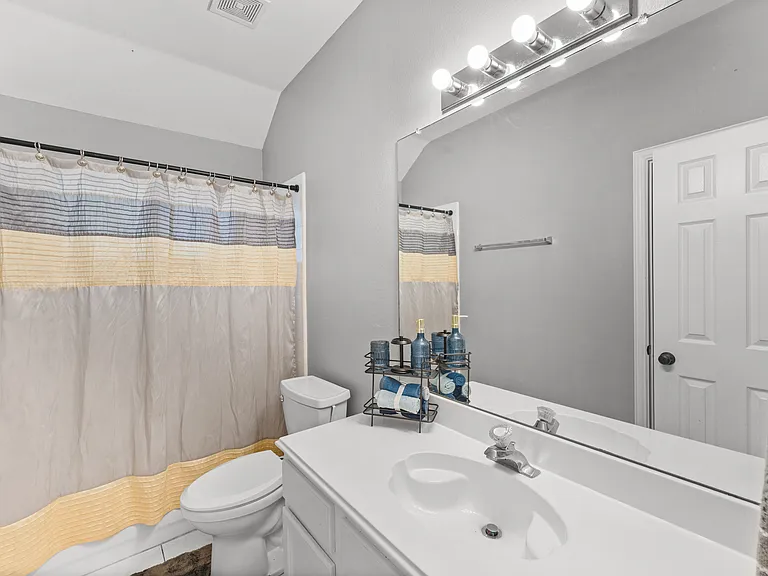 Well-kept full bath with everything guests need.