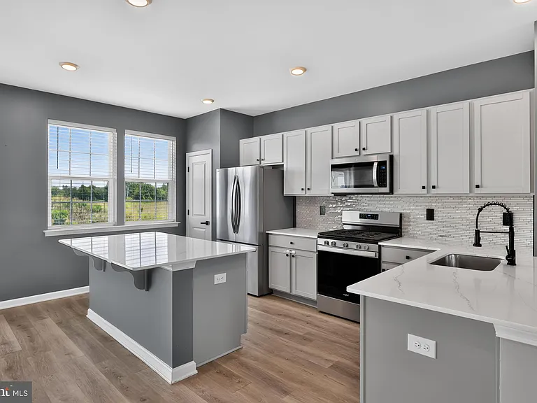 491 N Palace Dr — Photo 16