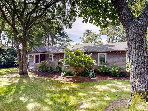 12 Marthas Park Rd, Oak Bluffs, MA 02557