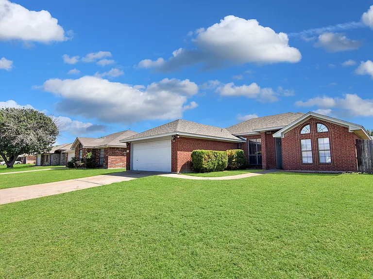 3817 Sawtooth Dr — Photo 2
