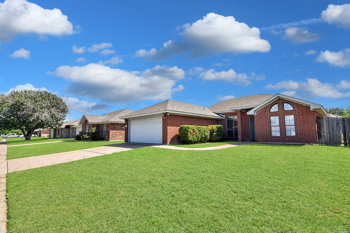 Building Photo - 3817 Sawtooth Dr