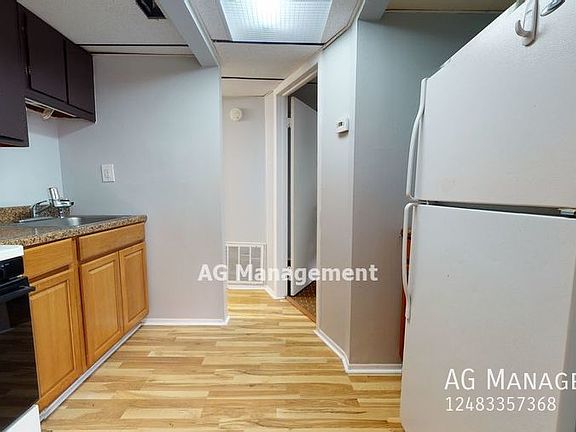 3rd image of 4098B Parkway St