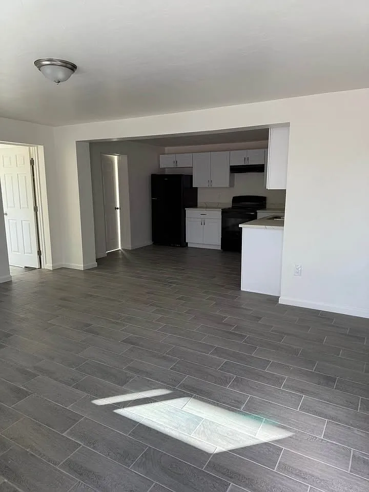 4 bed, 1304 sqft, $1,900 — Photo 3