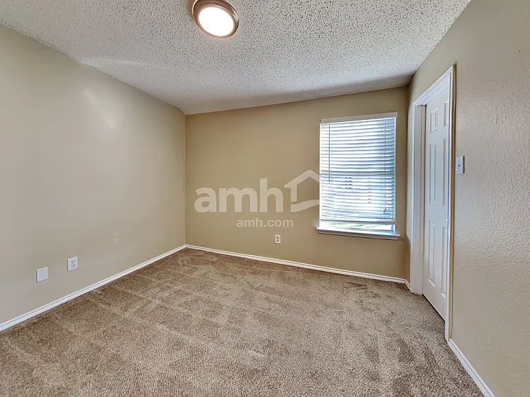 1024 Halifax Ln — Photo 16