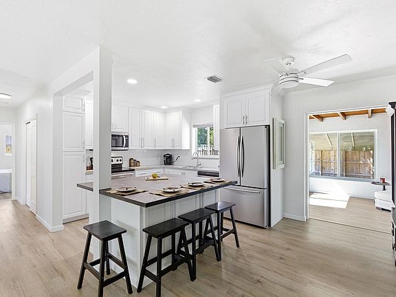 5th image of 861 NE 9th Avenue