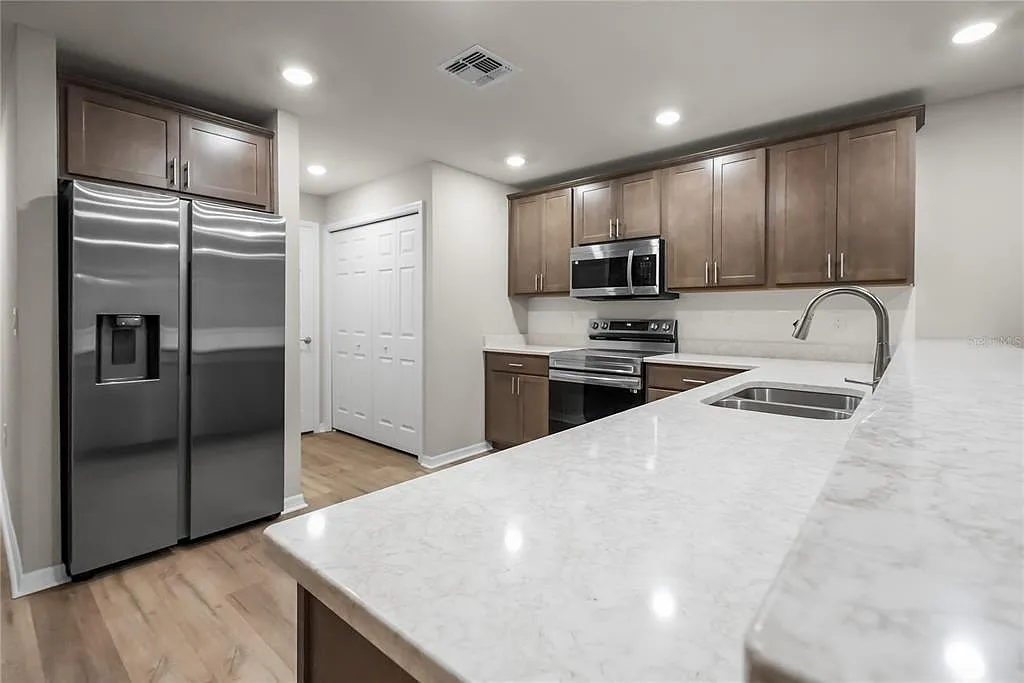 3 bed, 2.5 bath, 1726 sqft, $2,200 — Photo 4