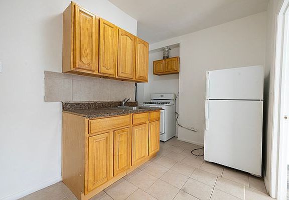 5th image of 518 52nd St APT 3L
