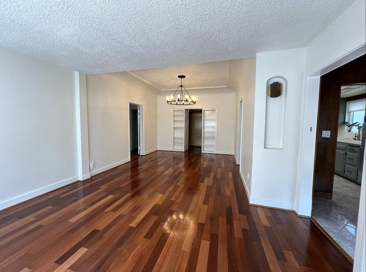 317 E Beach Ave — Photo 3