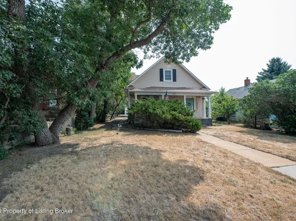 913 2nd Ave W, New England, ND 58647
