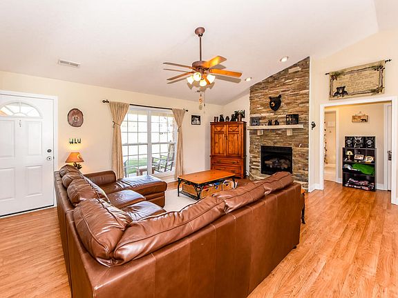 3rd image of 1323 Tomahawk Dr