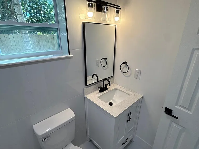 1282 NW 35th St #6 — Photo 8