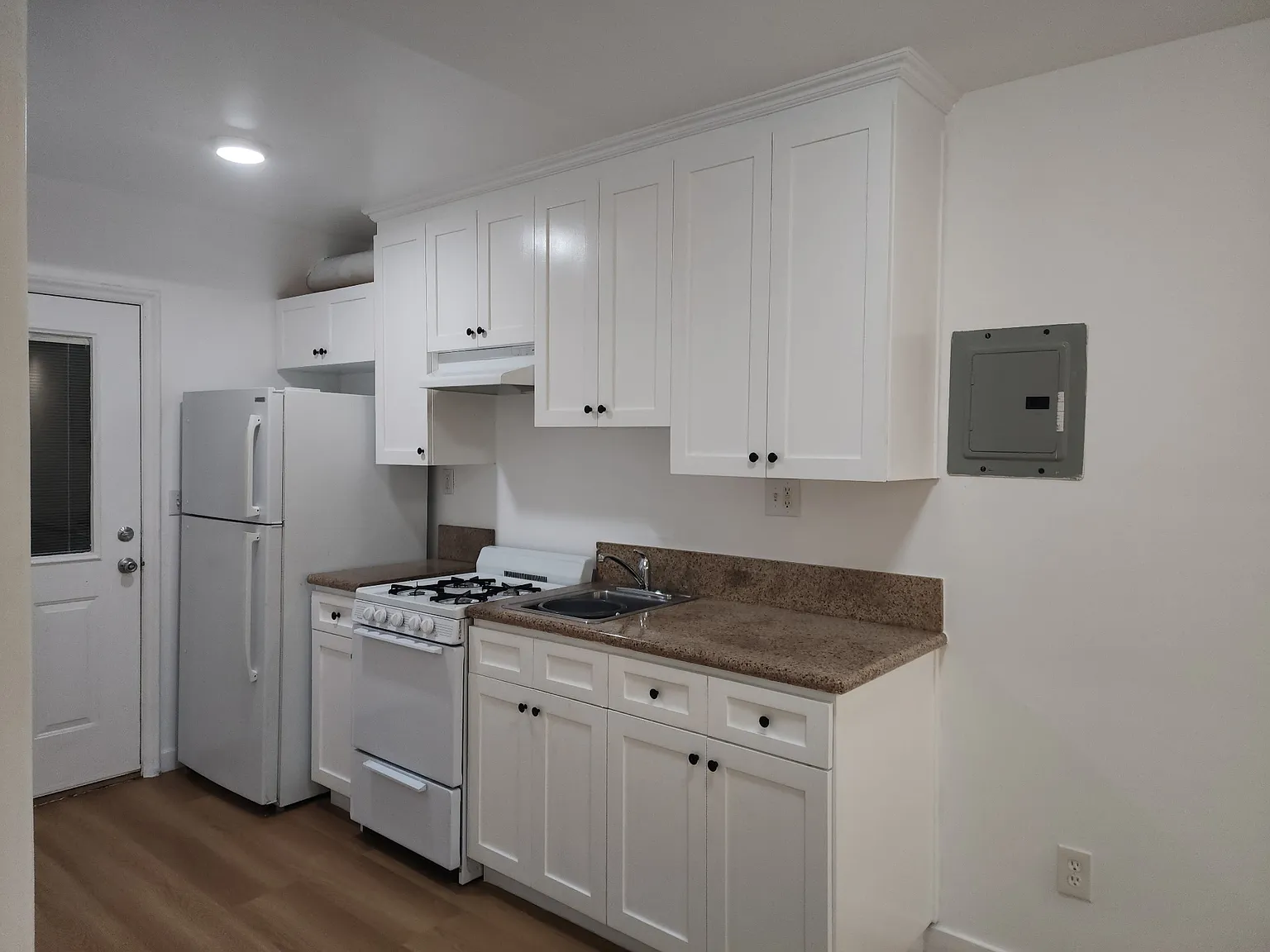 Studio, 650 sqft, $1,595 — Photo 2