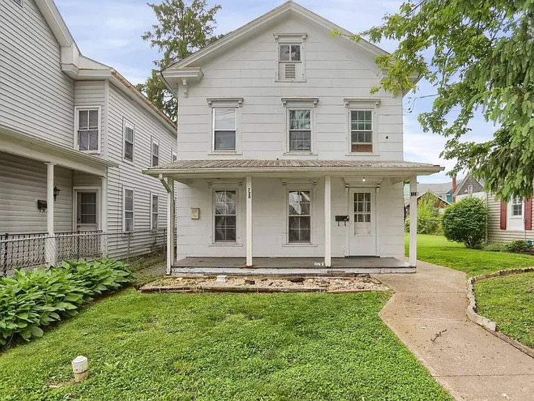 E Market St — Photo 10