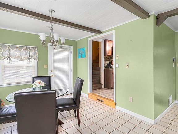 4th image of 90 Robert Cir