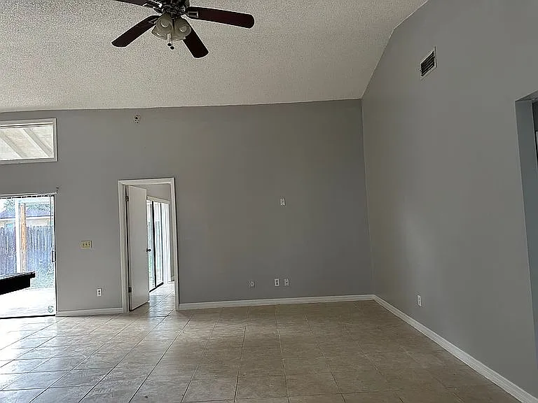 1460 Margarete Crescent Dr — Photo 3