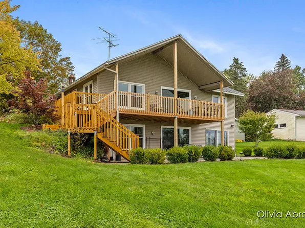 11197 Keystone Dr NE, Lowell, MI 49331