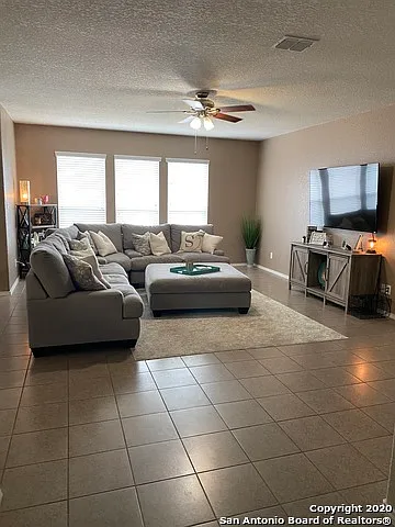 3 bed, 2.0 bath, 2223 sqft, $2,200 — Photo 2