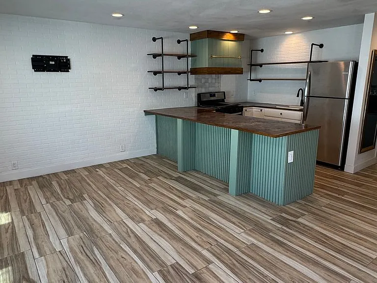 !! Move-In Special !! Cozy Carson Back House With Skylights & Washer/Dryer — Photo 2