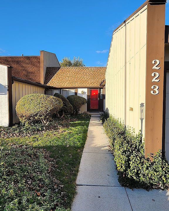 1st image of 223 Cascade Dr