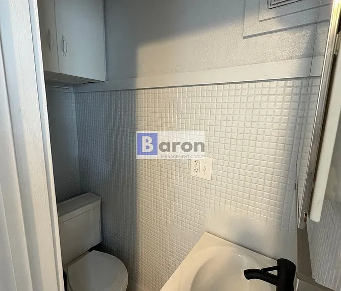 205 E Victoria St — Photo 10