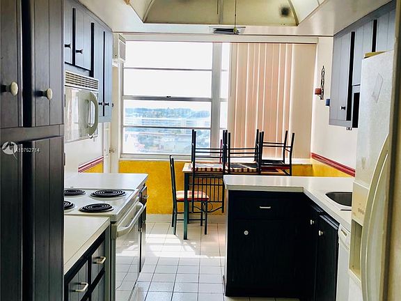 3rd image of 18071 Biscayne Blvd APT 1001