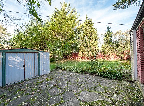 4th image of 1800 Thornwood Ln