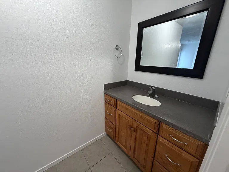 665 S Coalinga St — Photo 27