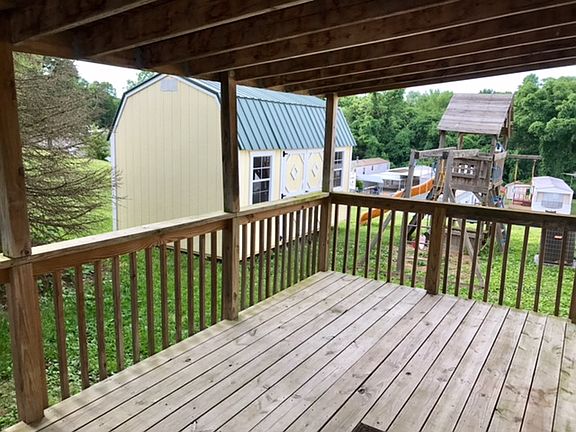 Nice large covered deck. 