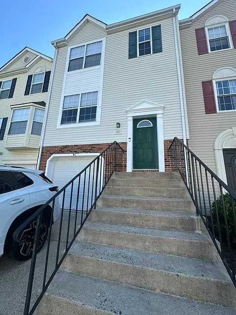 3 bed, 1828 sqft, $2,500 — Photo 1