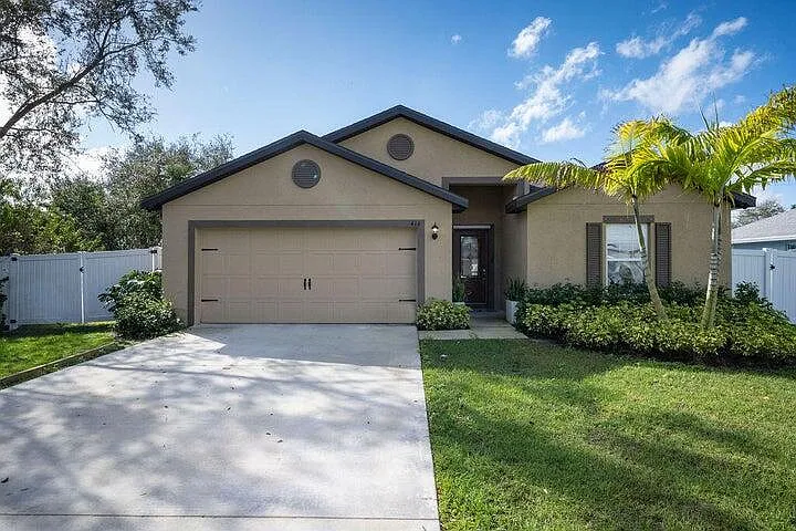 414 SW Dahled Ave — Photo 1
