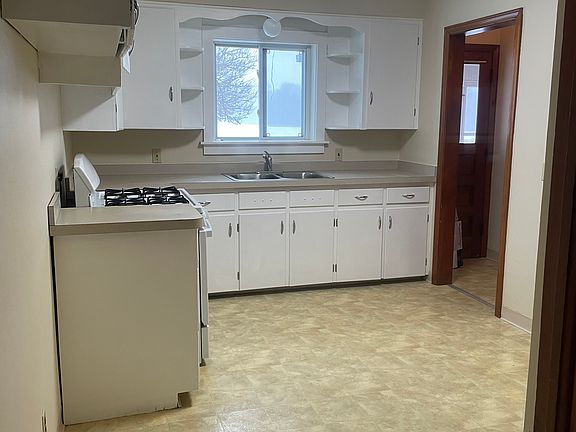 Kitchen - overlooking the backyard