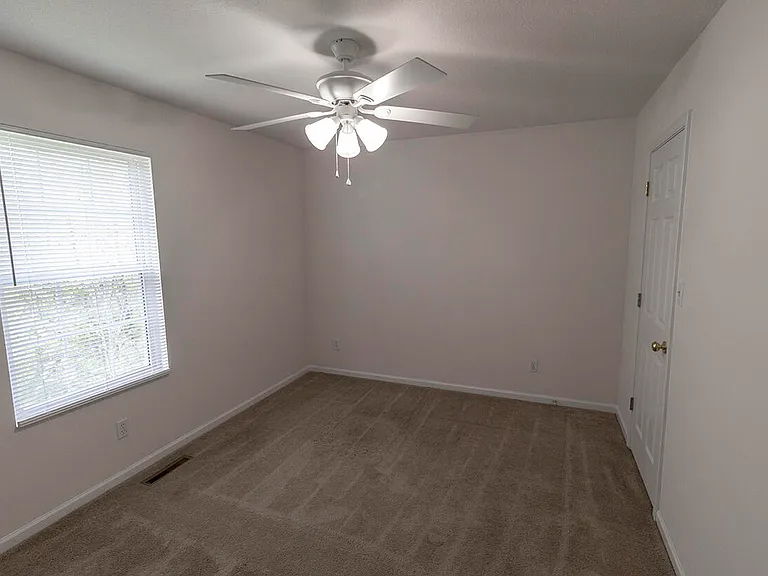 3402 E Saint Charles Rd — Photo 11