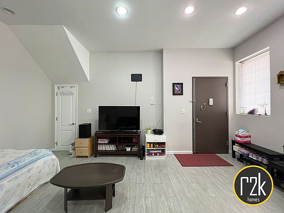 4th image of 3184 30th St APT 1