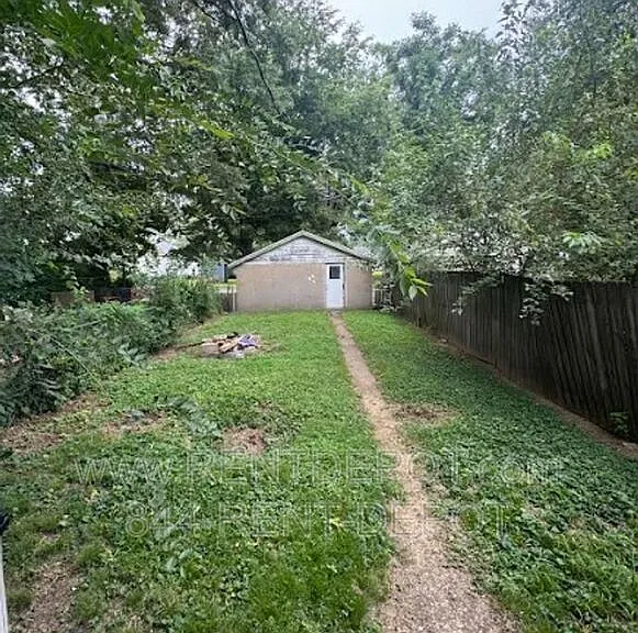 1329 E Illinois St — Photo 7