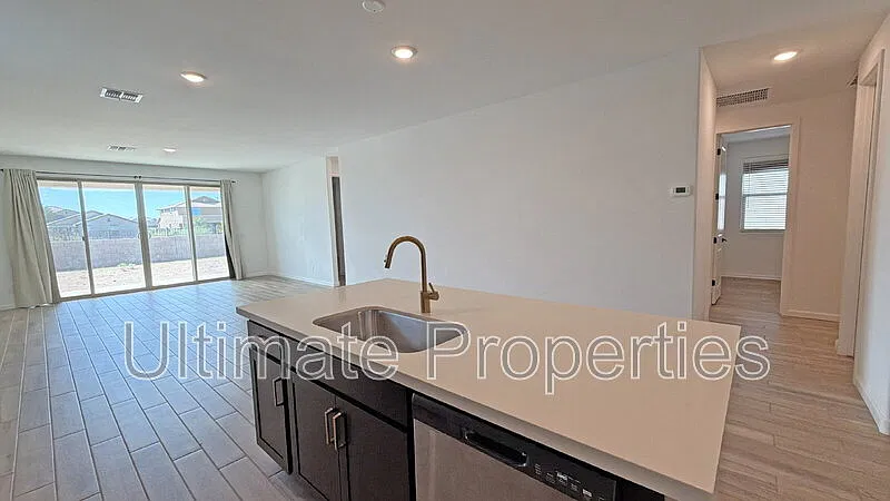 4 bed, 3.0 bath, 2075 sqft, $2,295 — Photo 3