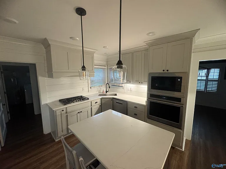 208 Surrey Rd SW — Photo 33