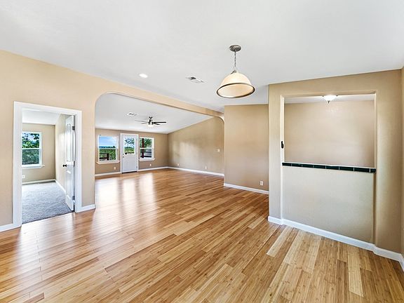 4th image of 946 Frontier Ln