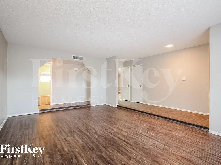 16412 N 49th Dr — Photo 3