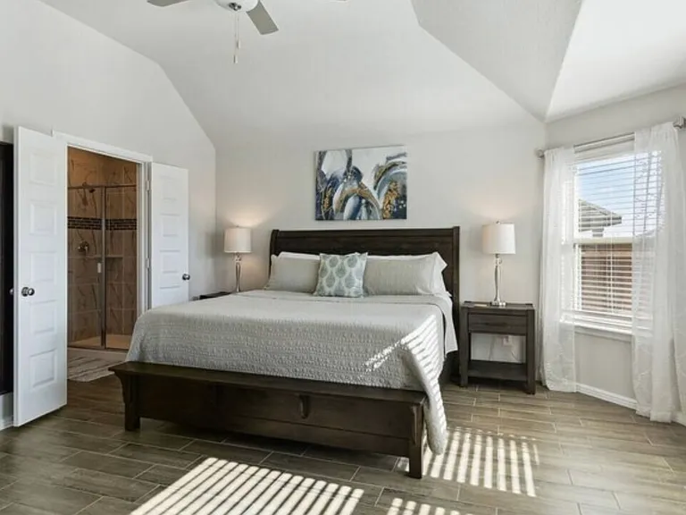 425 Waterman Ave — Photo 3