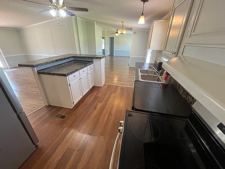 539 Valleybrook Ln — Photo 12