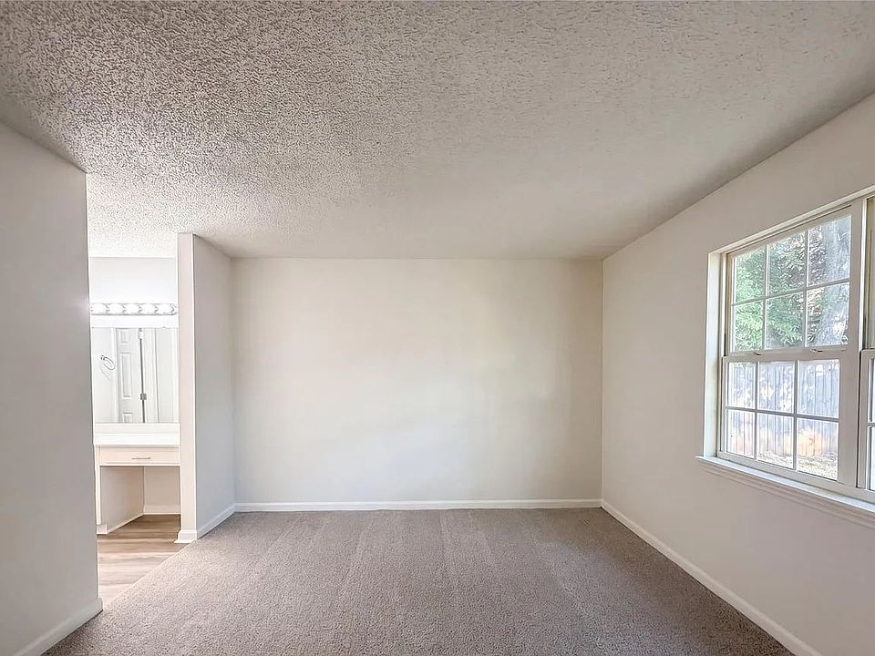 2nd image of 1665 Castlegate Ct