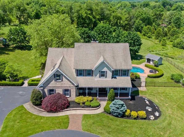 4 Lear Dr, Ottsville, PA 18942