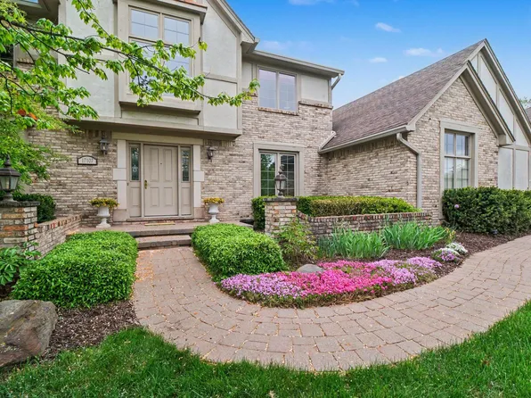 17107 Maple Hill Dr, Northville, MI 48168