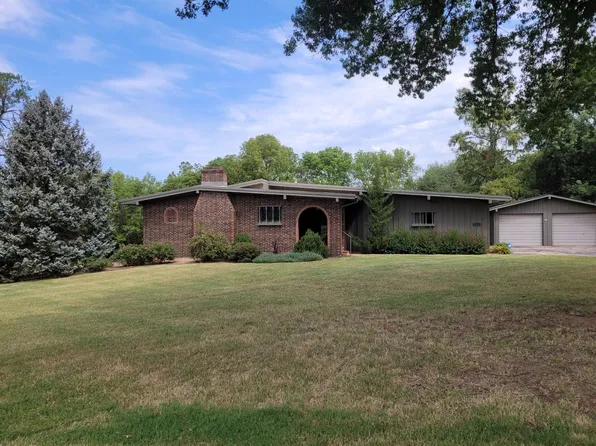 2921 Lakeshore Dr, Winfield, KS 67156